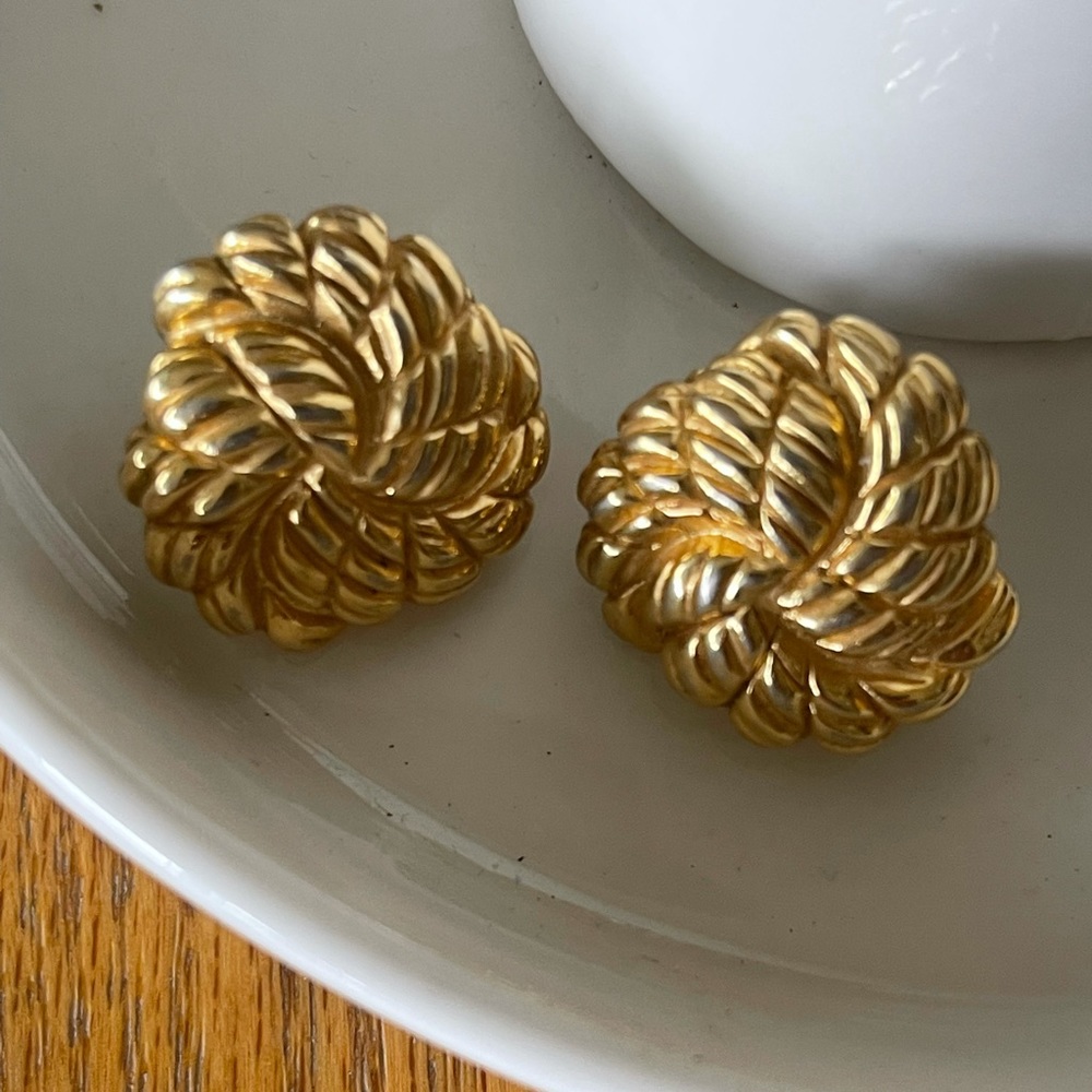 Authentic VTG St John’s gold clip on earrings..signed!1980’s classic swirl